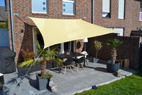 Voiles d'ombrage carr�es 3,6 x 3,6 m en tissu ajour� de couleur sable livr�es chez nous avec un kit de fixation