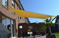 Voiles d'ombrage carr�es 3,6 x 3,6 m en tissu ajour� de couleur sable livr�es chez nous avec un kit de fixation