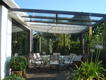 Voile solaire monte sous un toit en polycarbonate